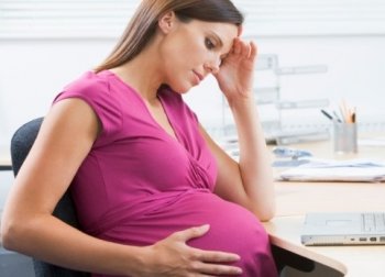 Сильная головная боль при беременности: причины появления и лечение