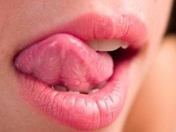 Прыщи вокруг рта, на губе, на десне и в горле: причины появления и методы л ...