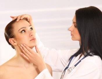 Белые жировики на лице: причины появления, способы лечения, фото