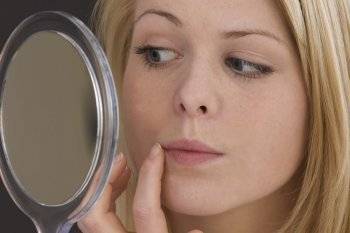 Красная сыпь на лице: причины появления у взрослого и ребенка