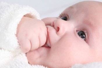 По каким причинам появляются высыпания на лице у новорожденного