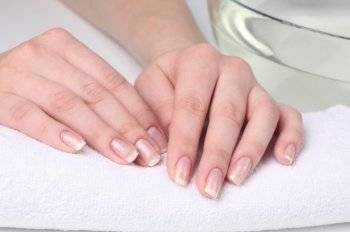 Популярные процедуры, которые помогут восстановить ногти после наращивания