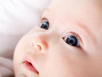 Причина того, почему гноятся глаза у ребенка и новорожденного