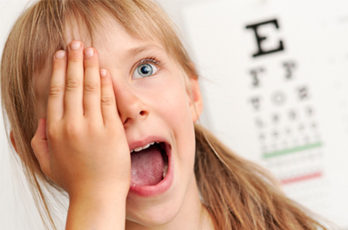 Почему ребенок часто моргает глазами и что делать родителям