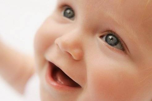 Почему синяки под глазами у новорожденных бывают?
